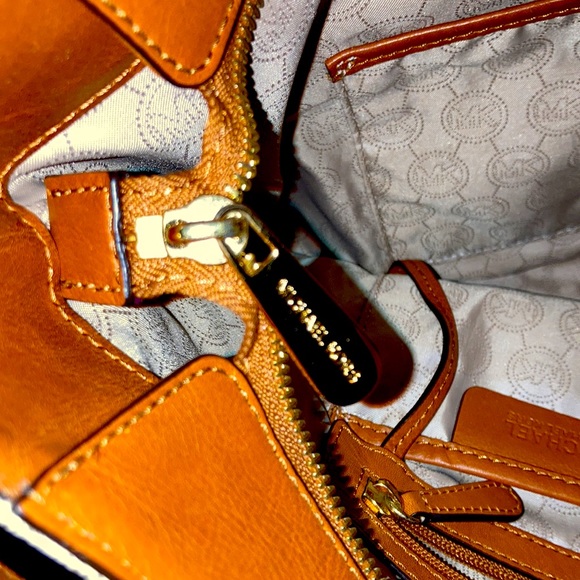 Michael Kors authentic bag adorned with classic logo Gold studs and purse charm - Picture 12 of 13